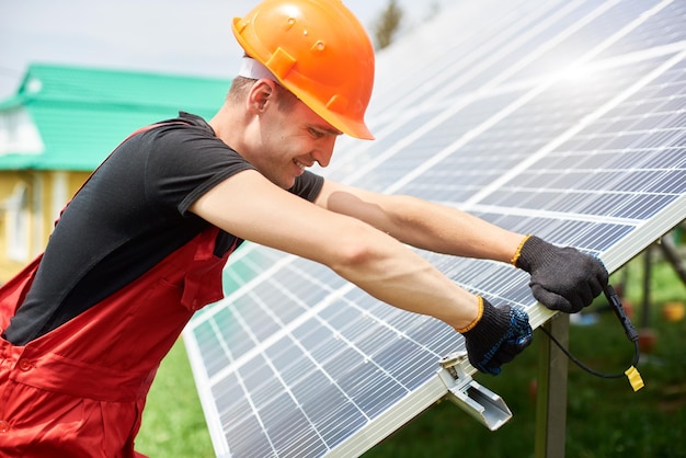 Instalador inspecionando a energia solar em um terreno perto da casa
