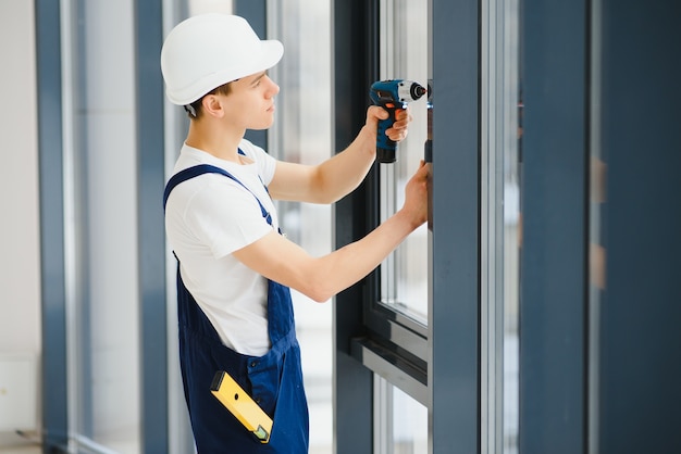 Instalador de ventanas con taladro inalámbrico