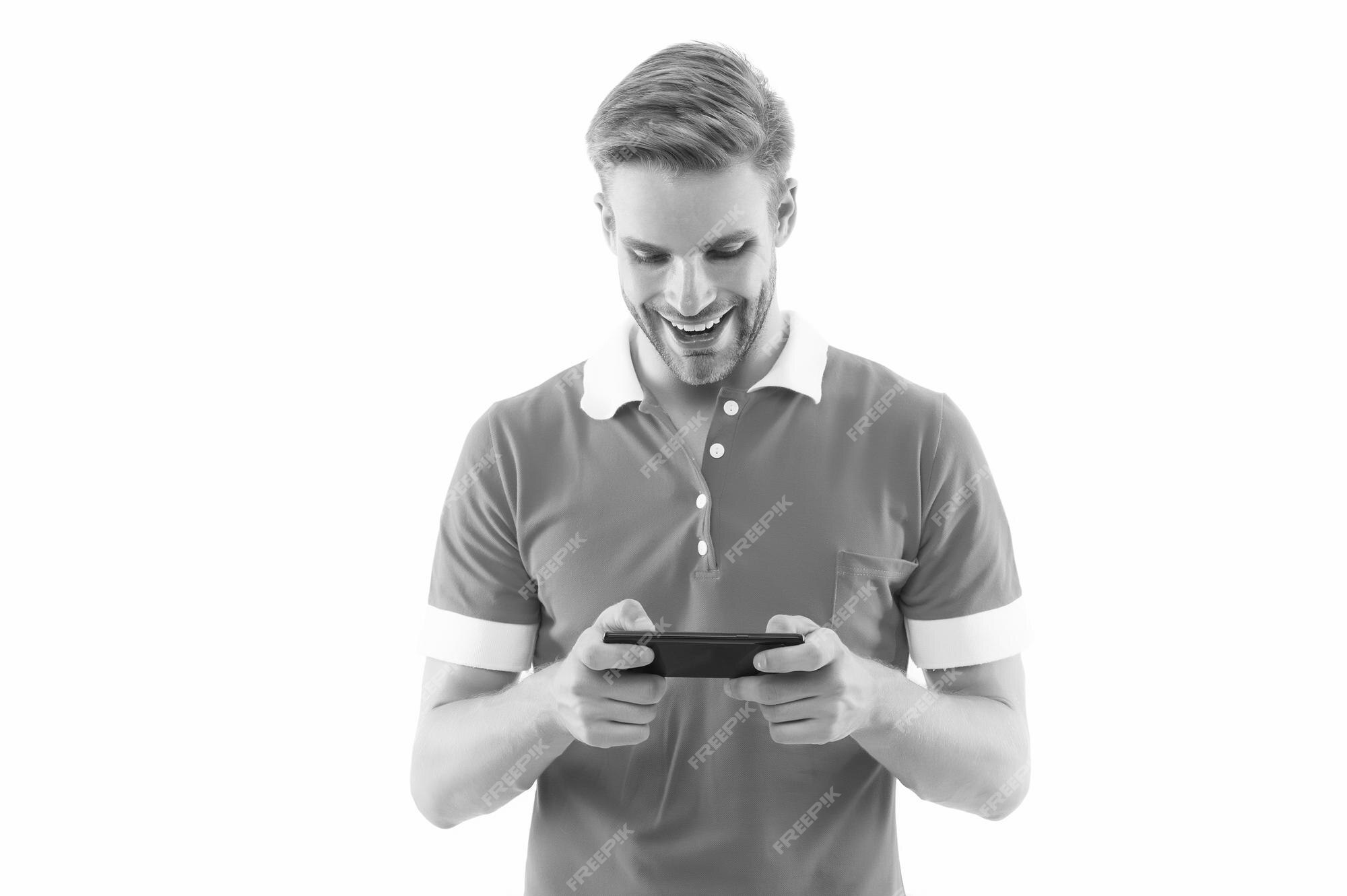 Instalando o jogo jogos emocionantes reparo de celular homem bonito feliz  segura celular 5g conexão rápida estilo de vida móvel tecnologia de  telefonia móvel amante de tecnologia navegando na internet baixar  aplicativo