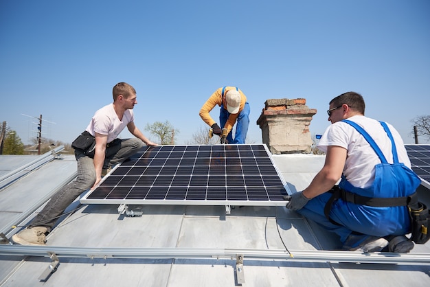 Instalando sistema de painel solar fotovoltaico no telhado da casa