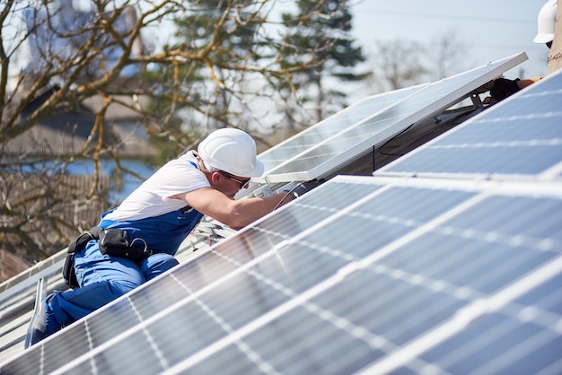 Instalando sistema de painel solar fotovoltaico no telhado da casa