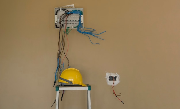 Instale el cableado eléctrico de la placa del disyuntor de la caja en el fondo de la pared y el casco de seguridad