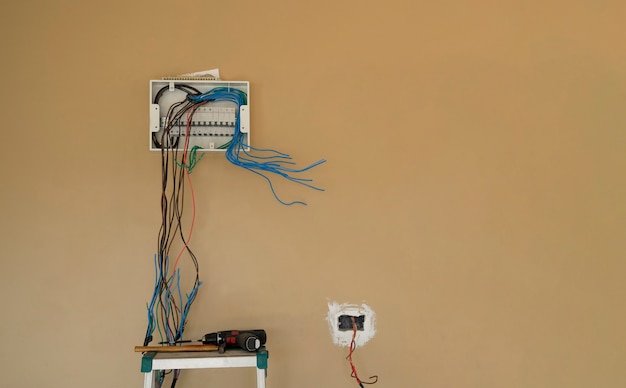 Instale el cableado eléctrico del tablero del disyuntor de la caja en el fondo de la pared