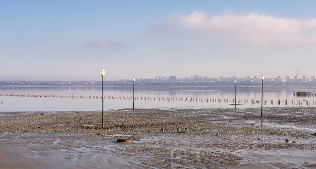 Installation auf einem salzigen Trockensee Kuyalnik in der Nähe von Odessa, Ukraine, an einem kalten Wintermorgen