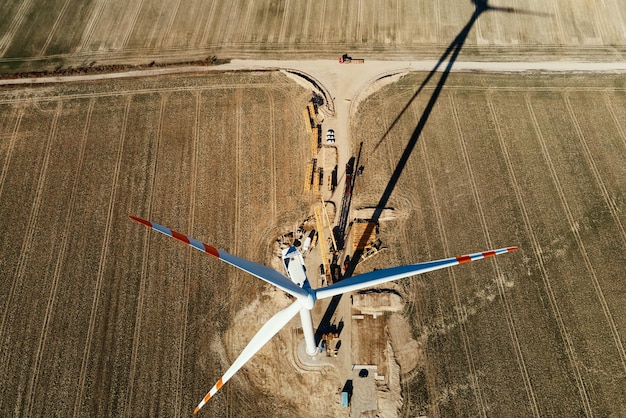 Installation einer neuen Wartungsbaustelle für Windkraftanlagen mit Kränen für die Installation