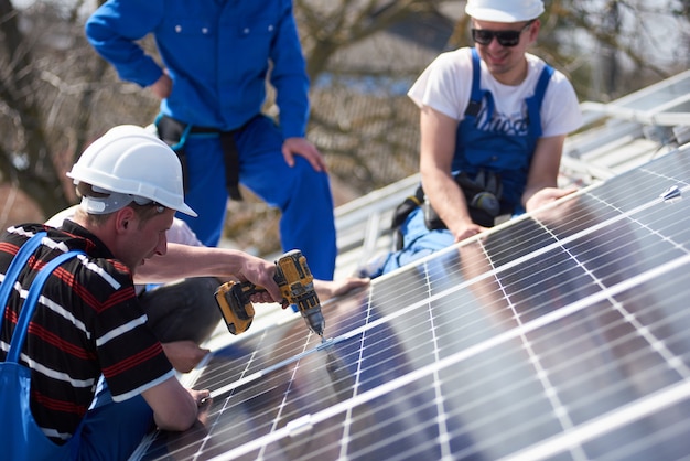 Installation einer Photovoltaikanlage auf dem Dach des Hauses