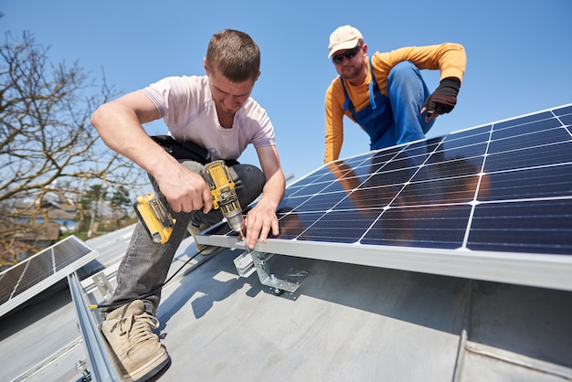 Installation einer Solar-Photovoltaik-Anlage auf dem Dach des Hauses