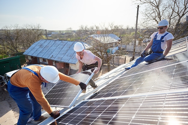 Installation einer Solar-Photovoltaik-Anlage auf dem Dach des Hauses