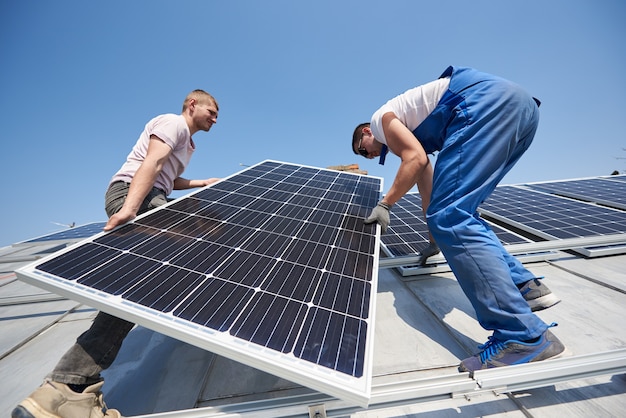 Installation einer Solar-Photovoltaik-Anlage auf dem Dach des Hauses