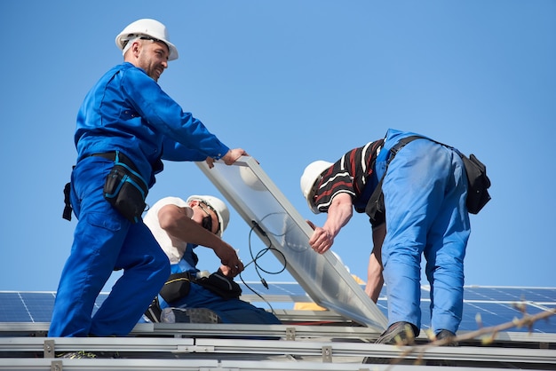 Installation einer solar-photovoltaik-anlage auf dem dach des hauses