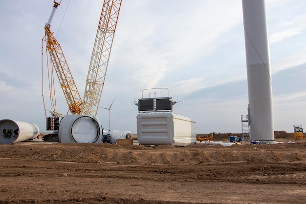 Installation einer Windgeneratorausrüstung und -maschinerie für seine Installation ein Kranladen zu einer Höhe