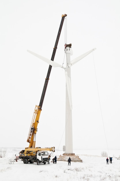 Foto installation einer windkraftanlage