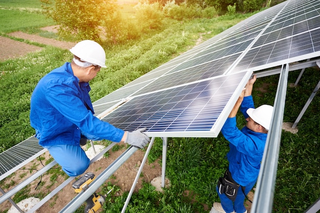 Installation eines eigenständigen Solar-Photovoltaik-Panel-Systems