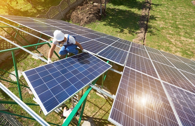 Installation eines eigenständigen Solar-Photovoltaik-Panel-Systems