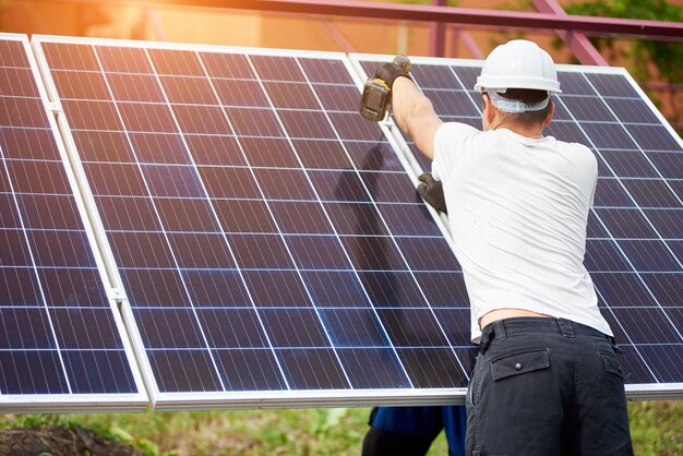 Installation eines eigenständigen Solar-Photovoltaik-Panel-Systems