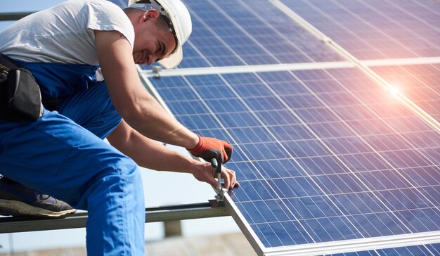 Installation eines eigenständigen solarpanelsystems, erneuerbare grüne energie