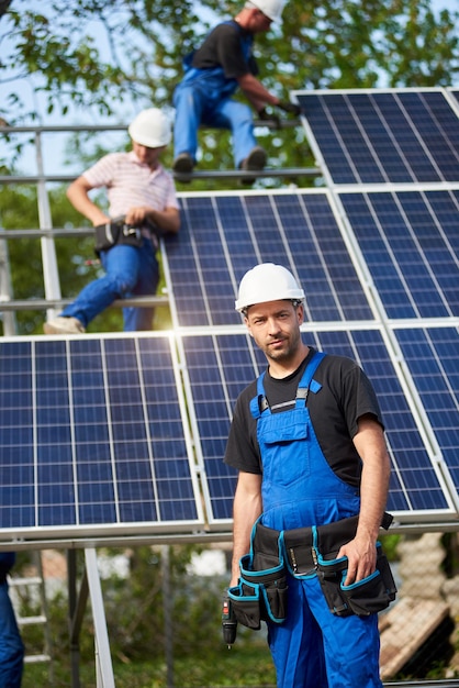 Installation eines eigenständigen Sonnenkollektorsystems, erneuerbare grüne Energie