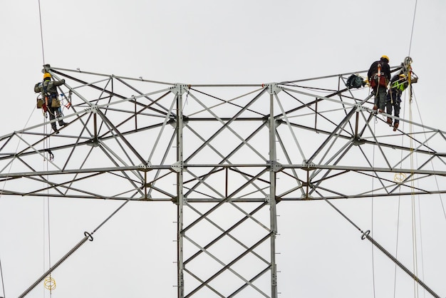 Installation und Montage von Hochhaus-Elektromasten