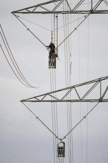 Installation und Montage von Hochhaus-Elektromasten