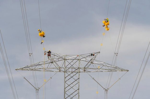 Installation und Montage von Hochhaus-Elektromasten