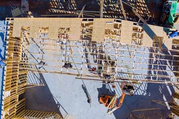 Installation von Holzbalken mit Konstruktion des Holzdachstrassensystems des Rahmenhauses