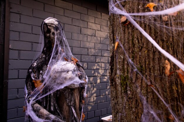 Installation von Skelettfiguren mit Totenkopf am Halloween-Tag im Park