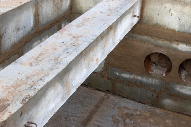 Installation von Stahlbetonträgern für die Wasserversorgung und Kanalisation auf der Baustelle Thermische Einheit zur Verteilung von Wasser und Kanalisation in der Stadt