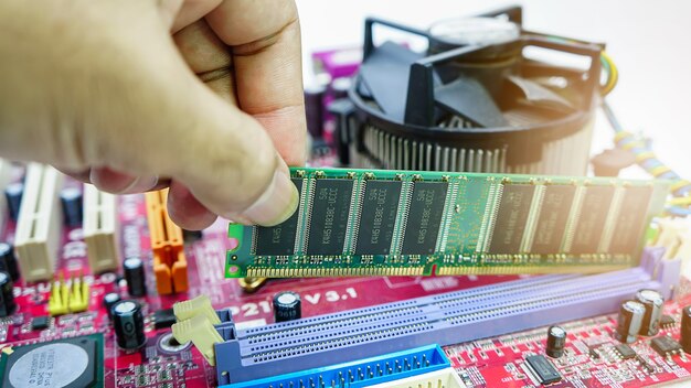 Installieren eines neuen RAM DDR-Speichers für einen PC-Prozessorsockel in einem Dienst