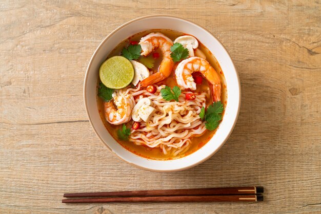 Instant-Nudeln Ramen in würziger Suppe mit Garnelen (Tom Yum Kung) - asiatische Küche