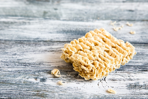 Instant-Nudeln. Rohkost der trockenen Nudeln. Schnell kochen Nudeln