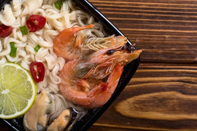 Instant-Nudelsuppe mit Garnelen und Muscheln asiatisches Essen