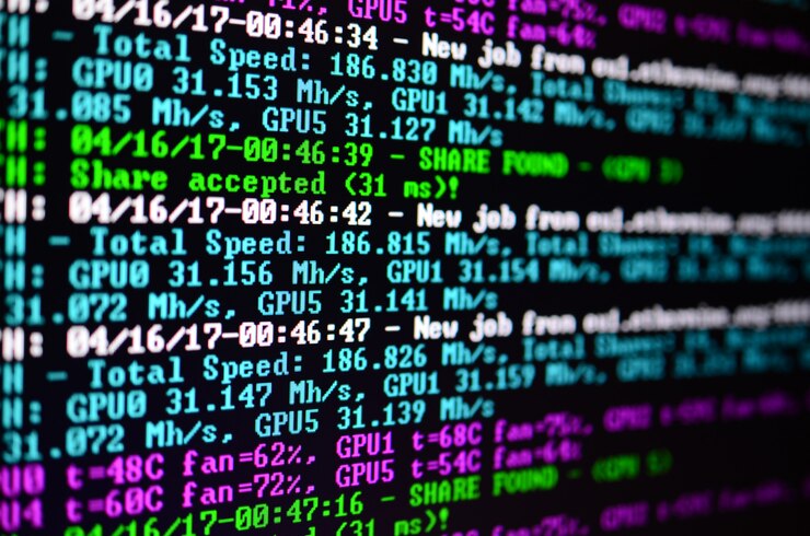 Foto instantánea de macro de la interfaz del programa para la extracción de moneda criptográfica en el monitor