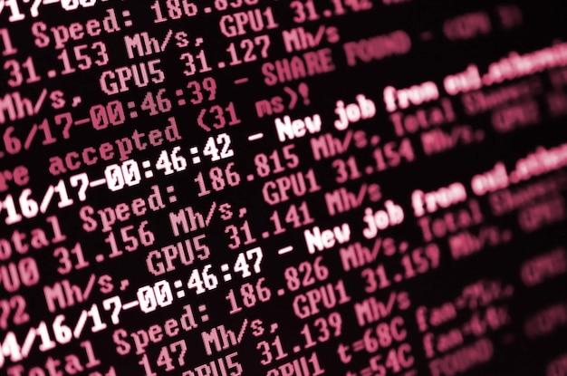 Instantánea macro de la interfaz del programa para la minería de criptomonedas en el monitor de una computadora de oficina Imagen tonificada en color Viva Magenta del año 2023