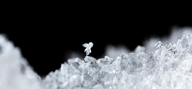 Instantánea de un pequeño copo de nieve tomada durante una nevada