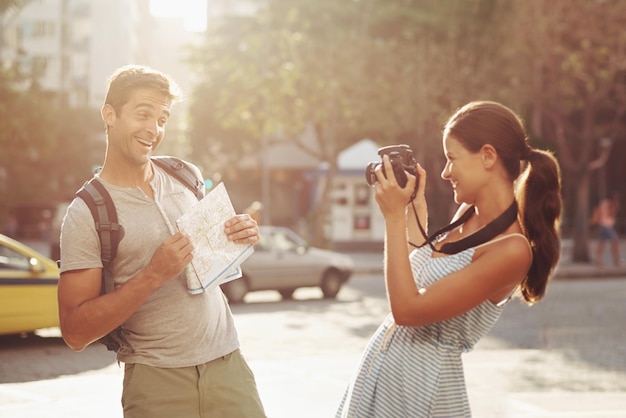 Instantánea rápida de vacaciones Captura recortada de una pareja joven divirtiéndose mientras recorre una ciudad extranjera