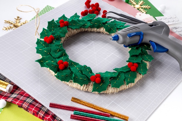 Instrução DIY. Fazendo uma guirlanda de Natal de feltro. Crie ferramentas e suprimentos. Etapa 6.