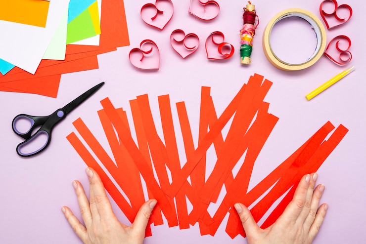 Foto instrucción de bricolaje. guía paso por paso. el proceso de hacer una guirnalda de corazones para el día de san valentín.