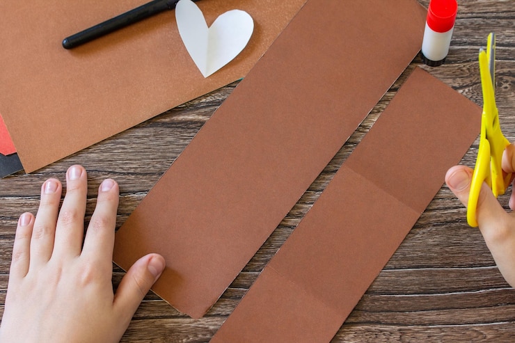 Foto instrucción paso 2 en el día de la madre o el día de san valentín, regale un oso de peluche con una tarjeta de corazón