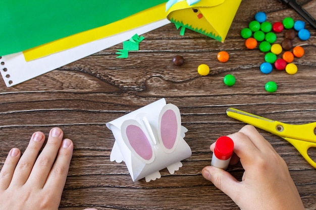 Instrucción paso 9 Hacer la caja de papel para empacar dulces con conejito de Pascua y pollito de Pascua