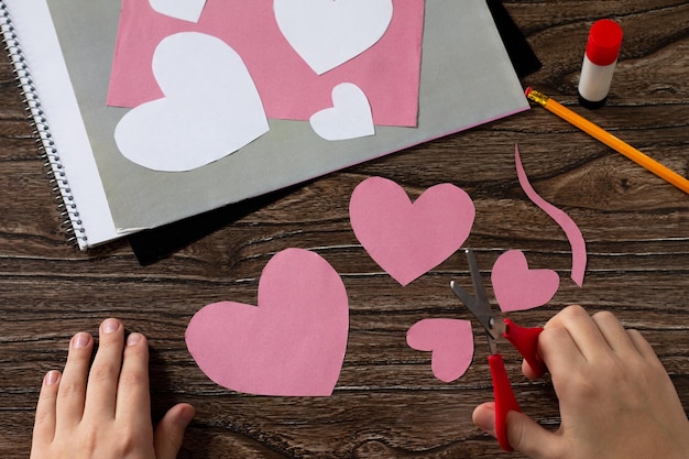 Foto instrucción de paso tarjeta de felicitación con felicitación de corazón de ratón