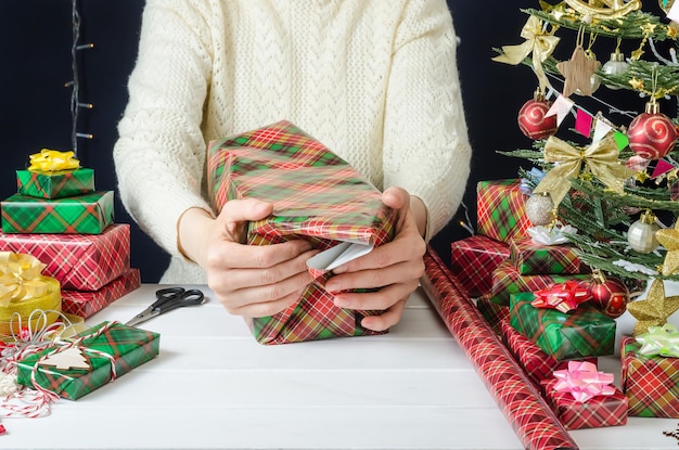 Foto instrucciones fotográficas paso a paso para envolver un regalo de navidad paso 4 doblar las esquinas laterales del papel de regalo