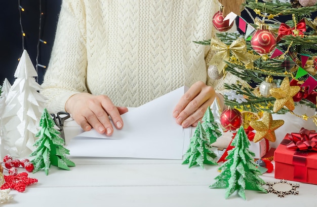 Foto instrucciones fotográficas paso a paso para hacer un papel de decoración navideña árbol de navidad paso 1 preparar papel