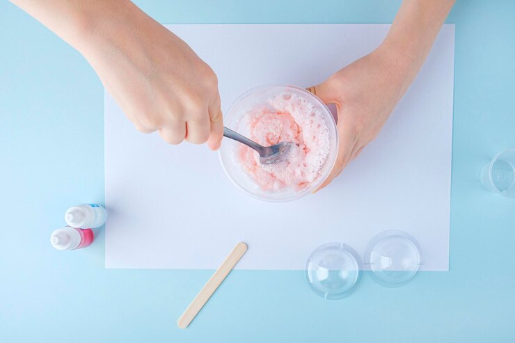 Foto instrucciones paso a paso: cómo hacer una bomba de sal. concepto de bricolaje y creatividad y experiencias infantiles. paso 7 mezclar bien los ingredientes. cosmética natural artesanal