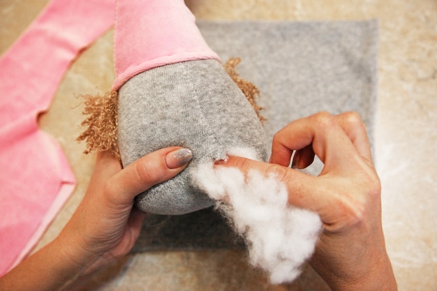 Instrucciones paso a paso Gnomo de Año Nuevo Paso 3 Rellena los detalles con relleno de poliéster