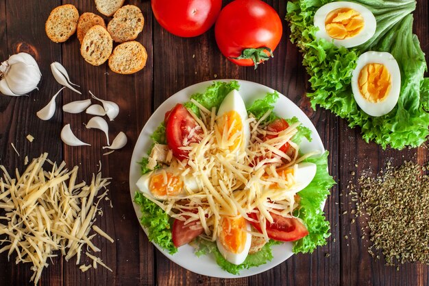 Instrucciones para la preparación de ensalada César.