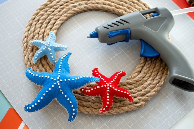 Instruções de DIY Tutorial passo a passo Fazendo decoração de verão coroa de corda com estrelas do mar feitas de feltro Ferramentas e suprimentos de artesanato