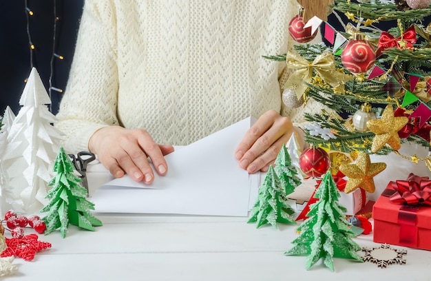Instruções de fotos passo a passo para fazer um papel de decoração de Natal Árvore de Natal passo 1 preparar o papel