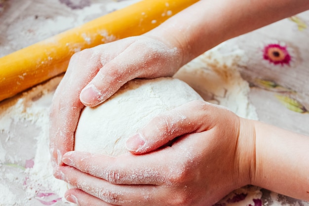 Instruções passo a passo da pizza caseira estenda a massa da pizza