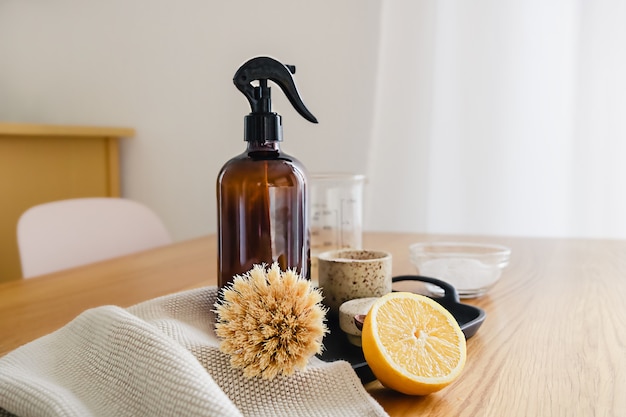 Instruções passo a passo da receita de detergente de limpeza doméstico não tóxico feito de vinagre, bicarbonato de sódio e limão. conceito de agregado familiar eco amigável de resíduos zero.