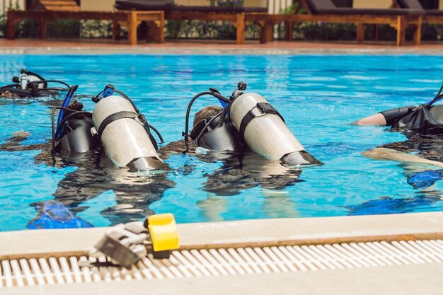 Instructor de buceo y alumnos. El instructor enseña a los estudiantes a bucear.